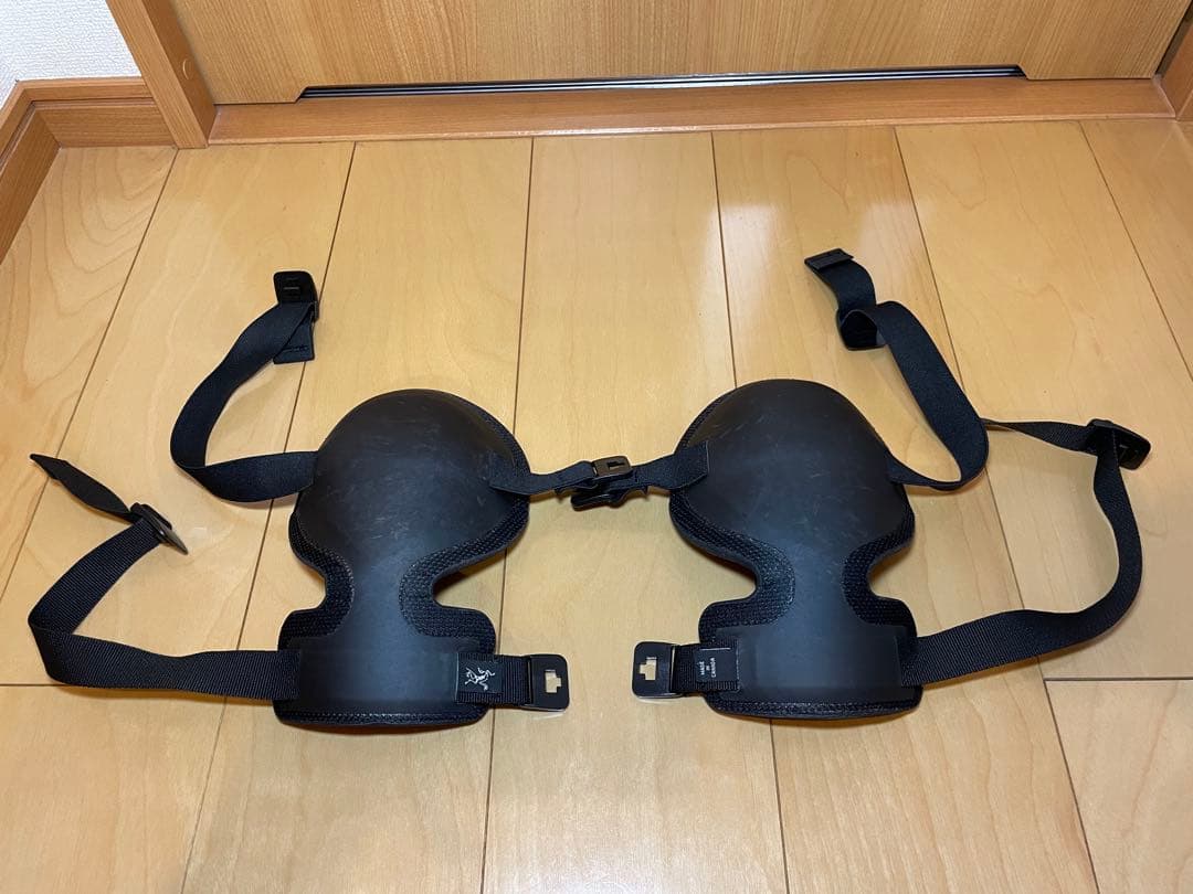 実物　Arc'teryx(アークテリクス)　ニーパッド　黒
