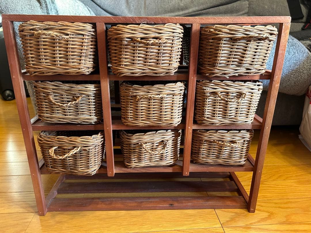 籐のカゴ付き木製収納棚　ラタン　天然素材　中古