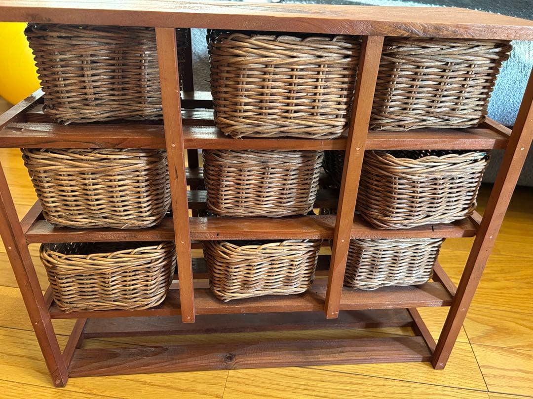 籐のカゴ付き木製収納棚　ラタン　天然素材　中古