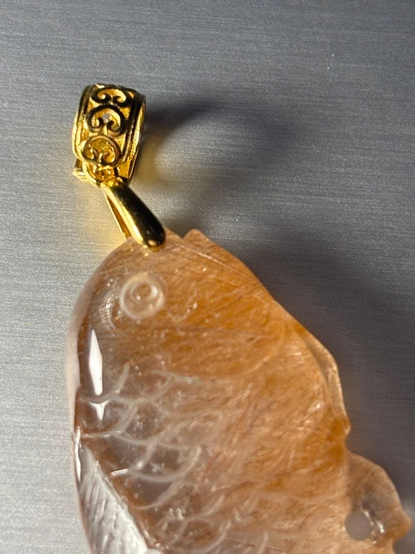 手彫りのペンダントトップ　レッドルチルクォーツ　チャームにも　繊細丁寧な彫り