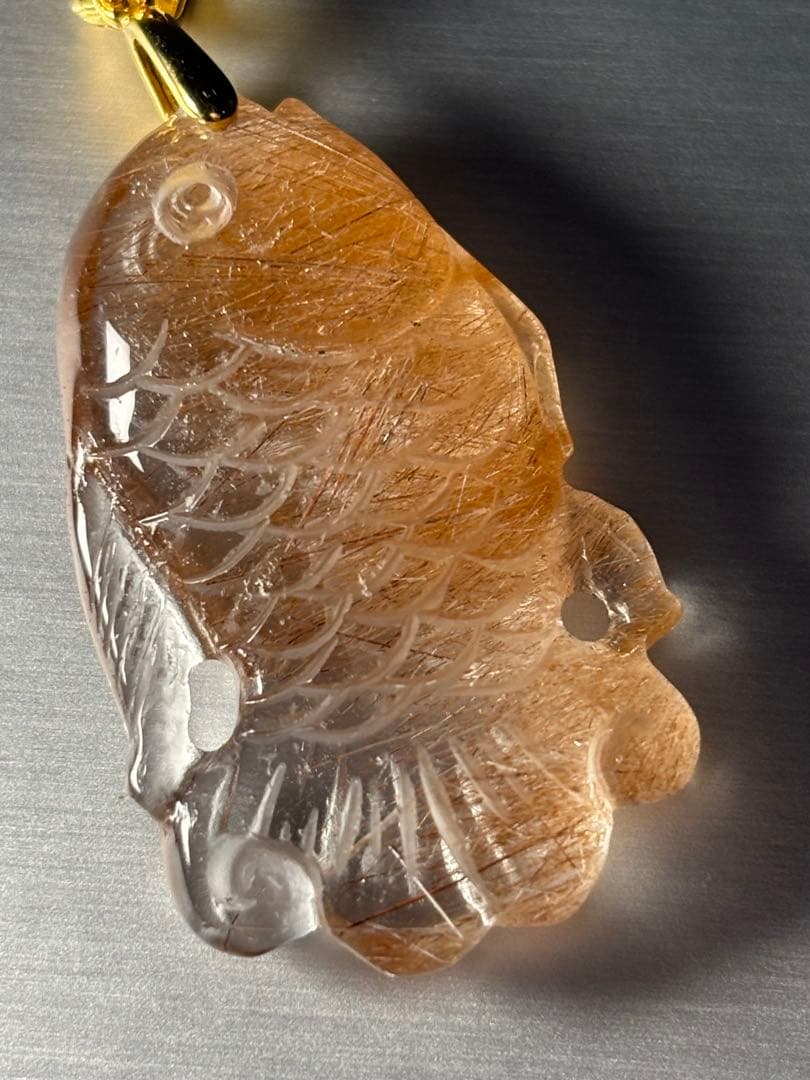 手彫りのペンダントトップ　レッドルチルクォーツ　チャームにも　繊細丁寧な彫り