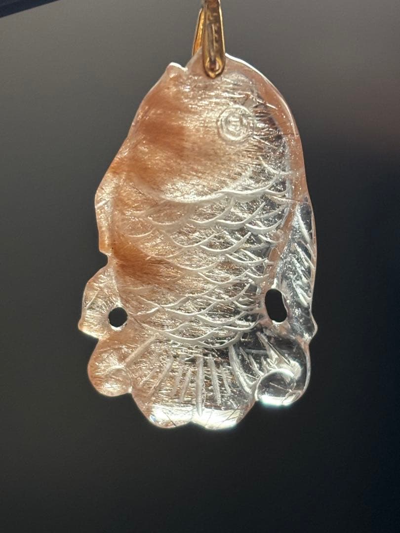 手彫りのペンダントトップ　レッドルチルクォーツ　チャームにも　繊細丁寧な彫り