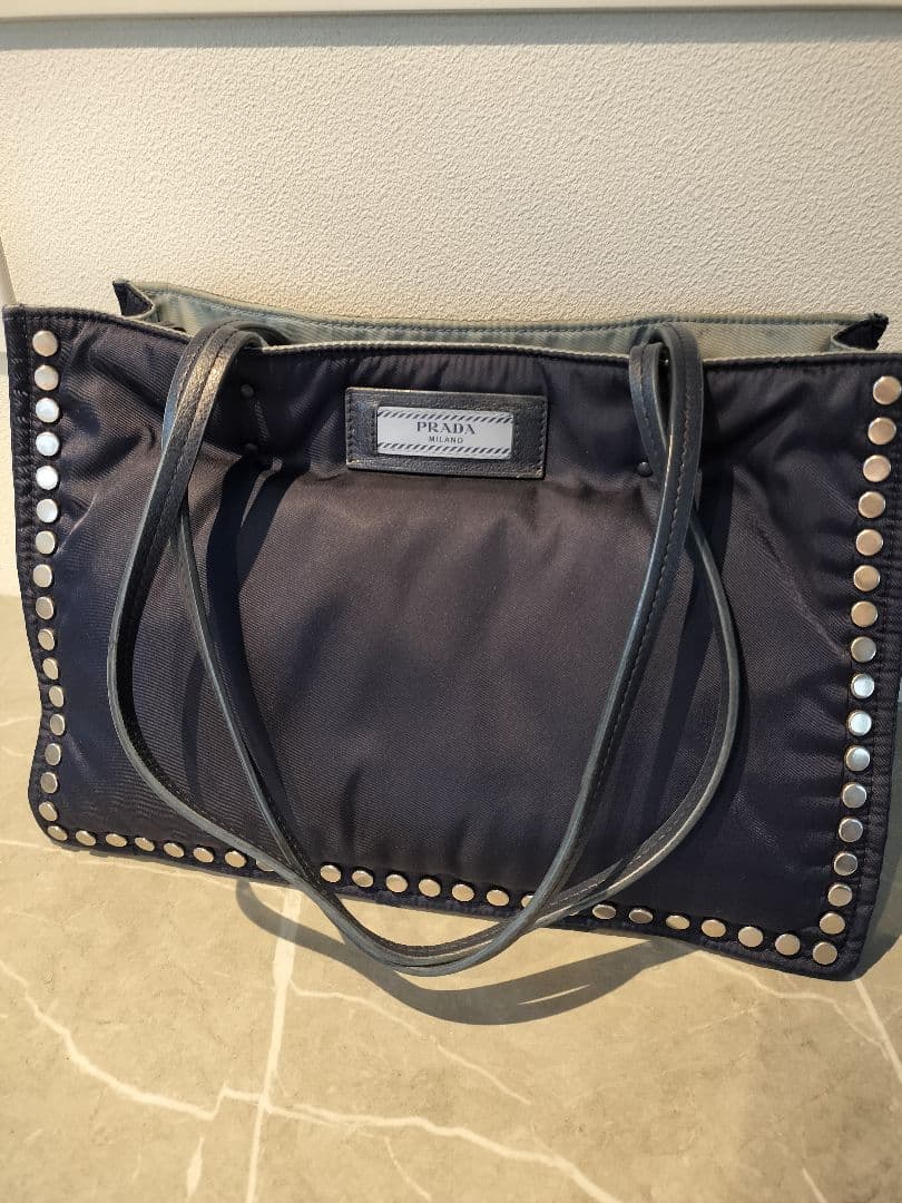 プラダ　スタッズ付きネイビートートバッグ
