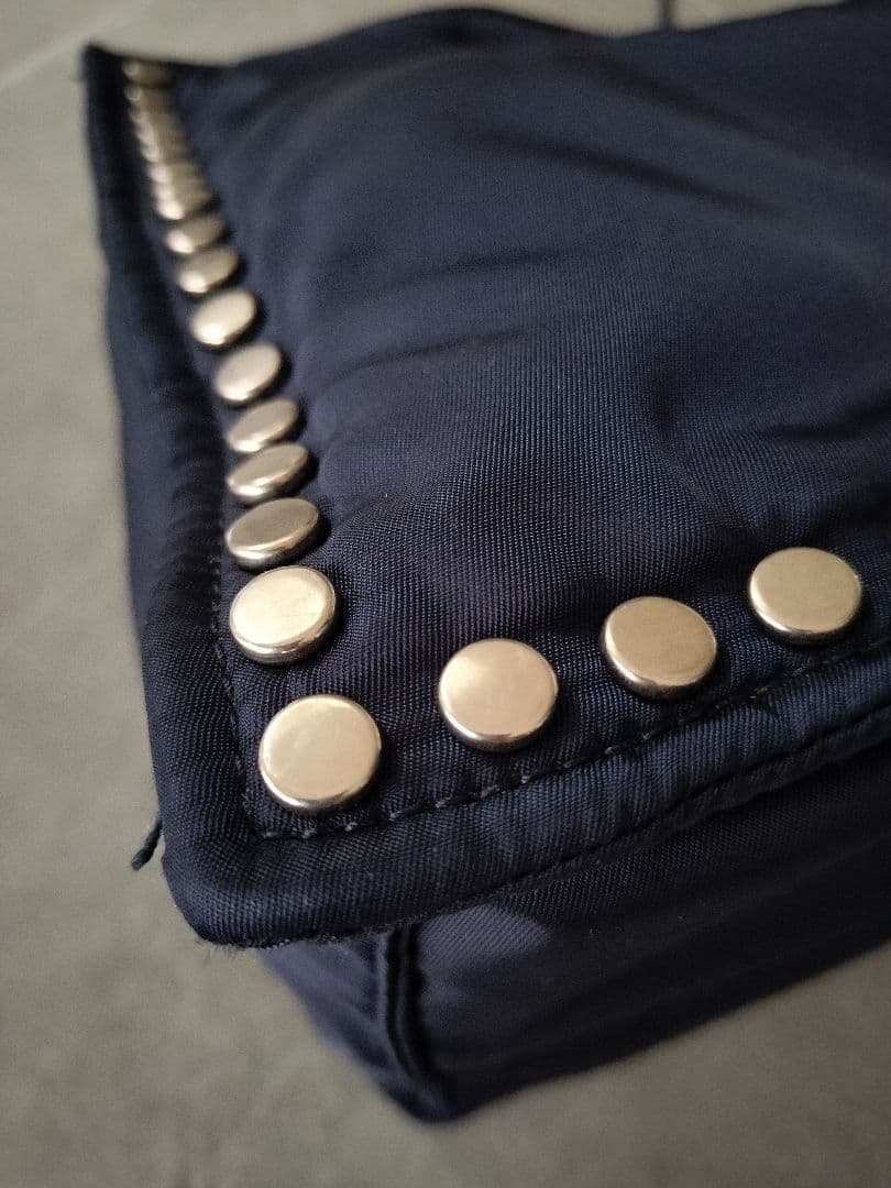 プラダ　スタッズ付きネイビートートバッグ