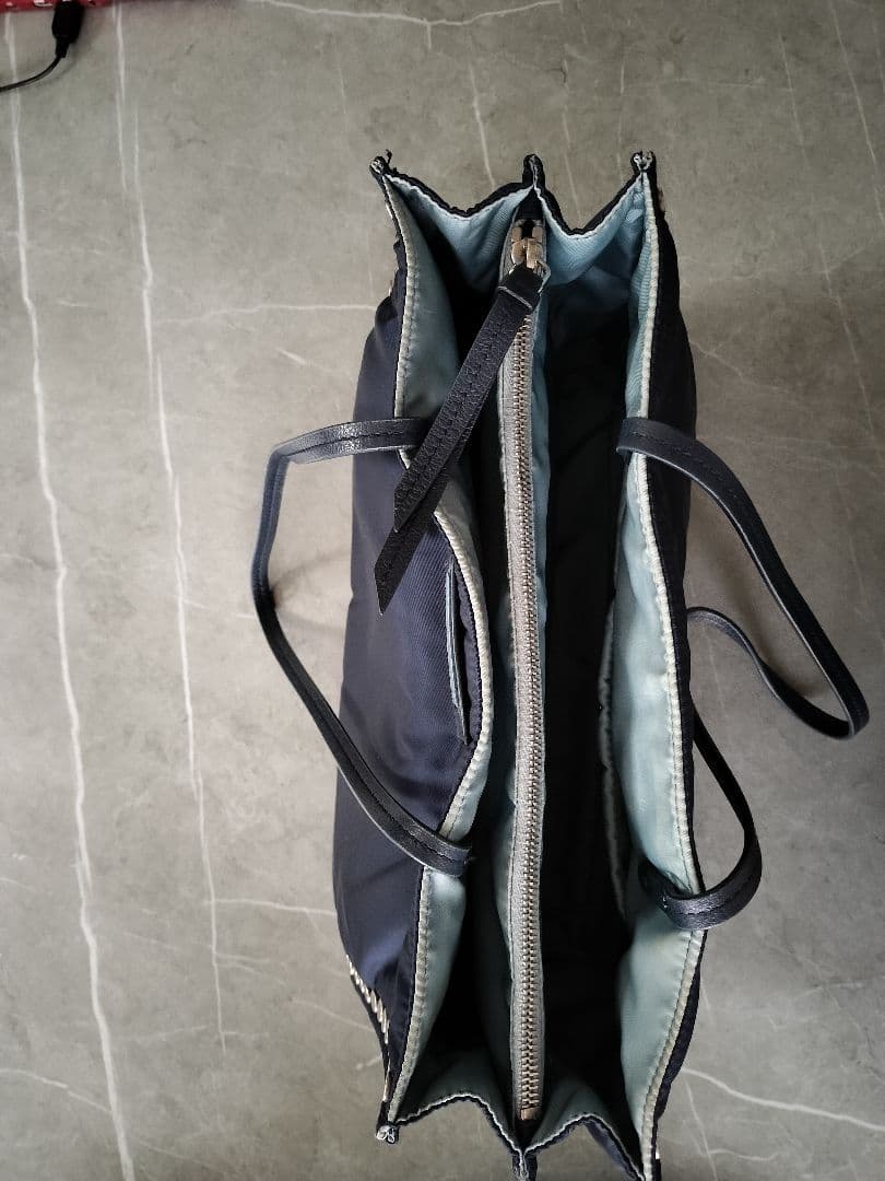 プラダ　スタッズ付きネイビートートバッグ