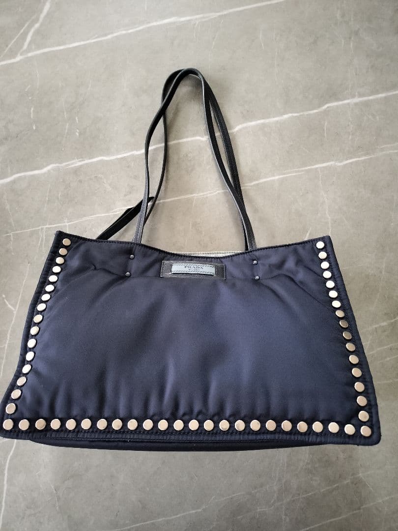 プラダ　スタッズ付きネイビートートバッグ