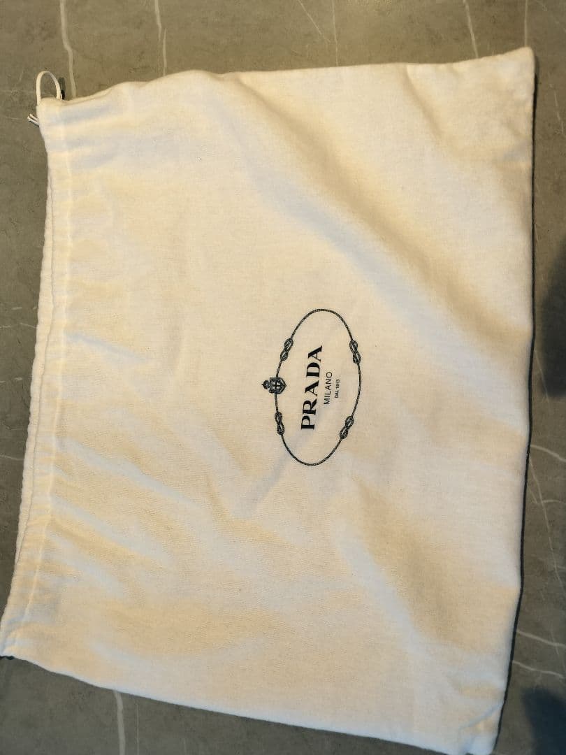 プラダ　スタッズ付きネイビートートバッグ