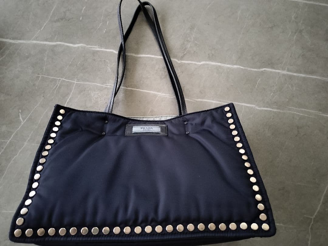 プラダ　スタッズ付きネイビートートバッグ