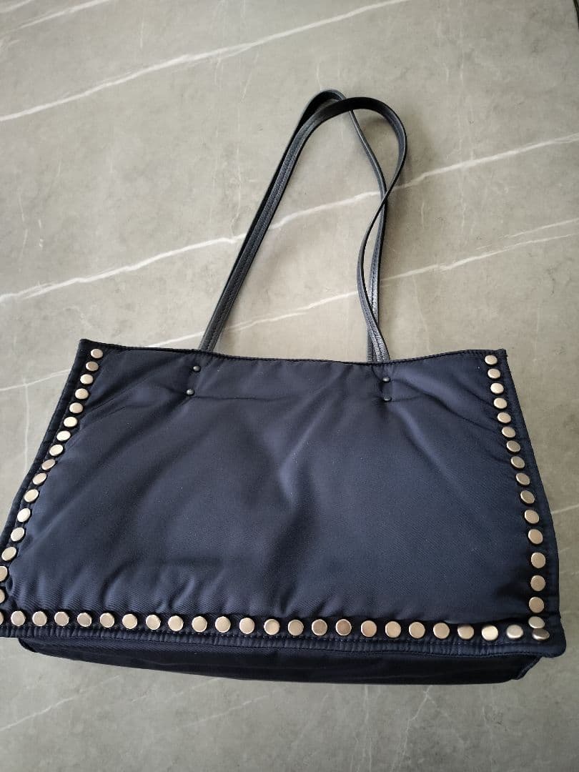 プラダ　スタッズ付きネイビートートバッグ