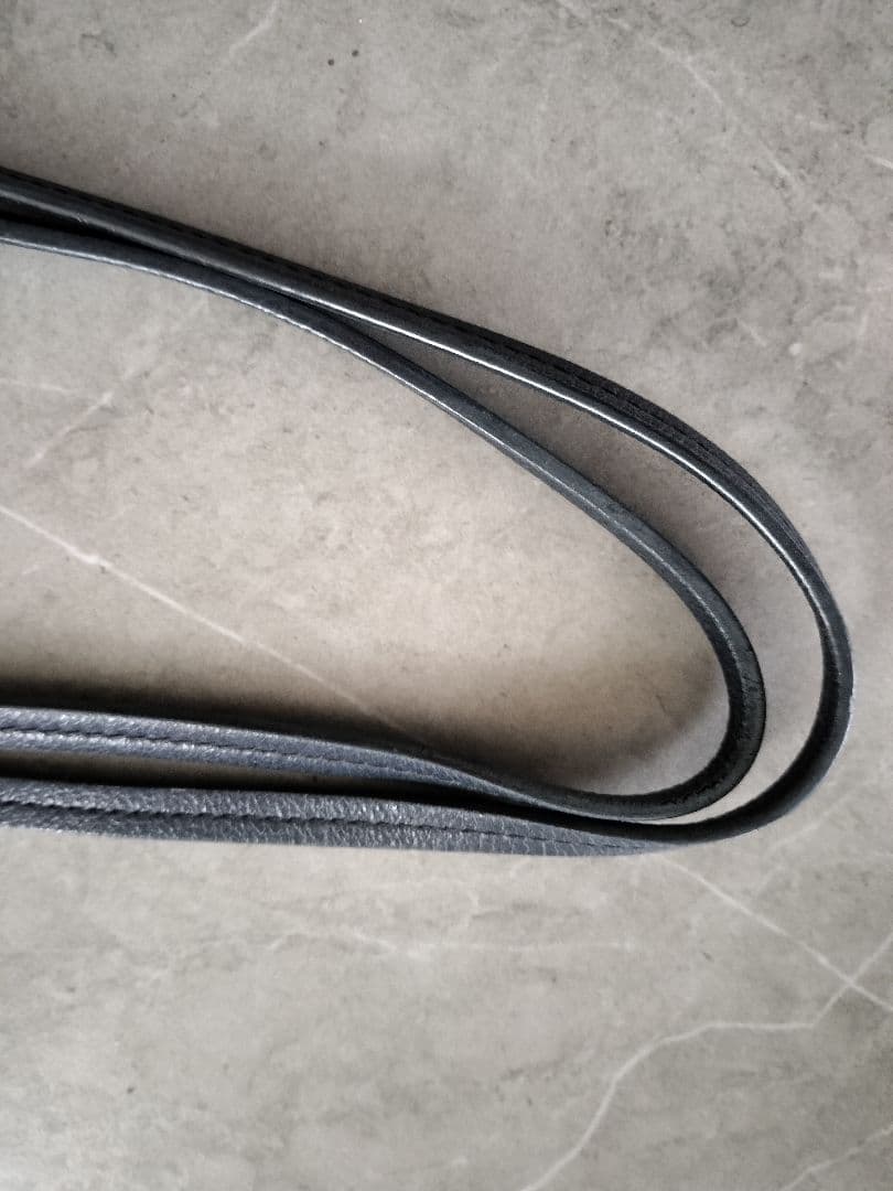 プラダ　スタッズ付きネイビートートバッグ