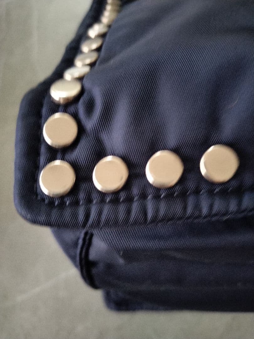 プラダ　スタッズ付きネイビートートバッグ