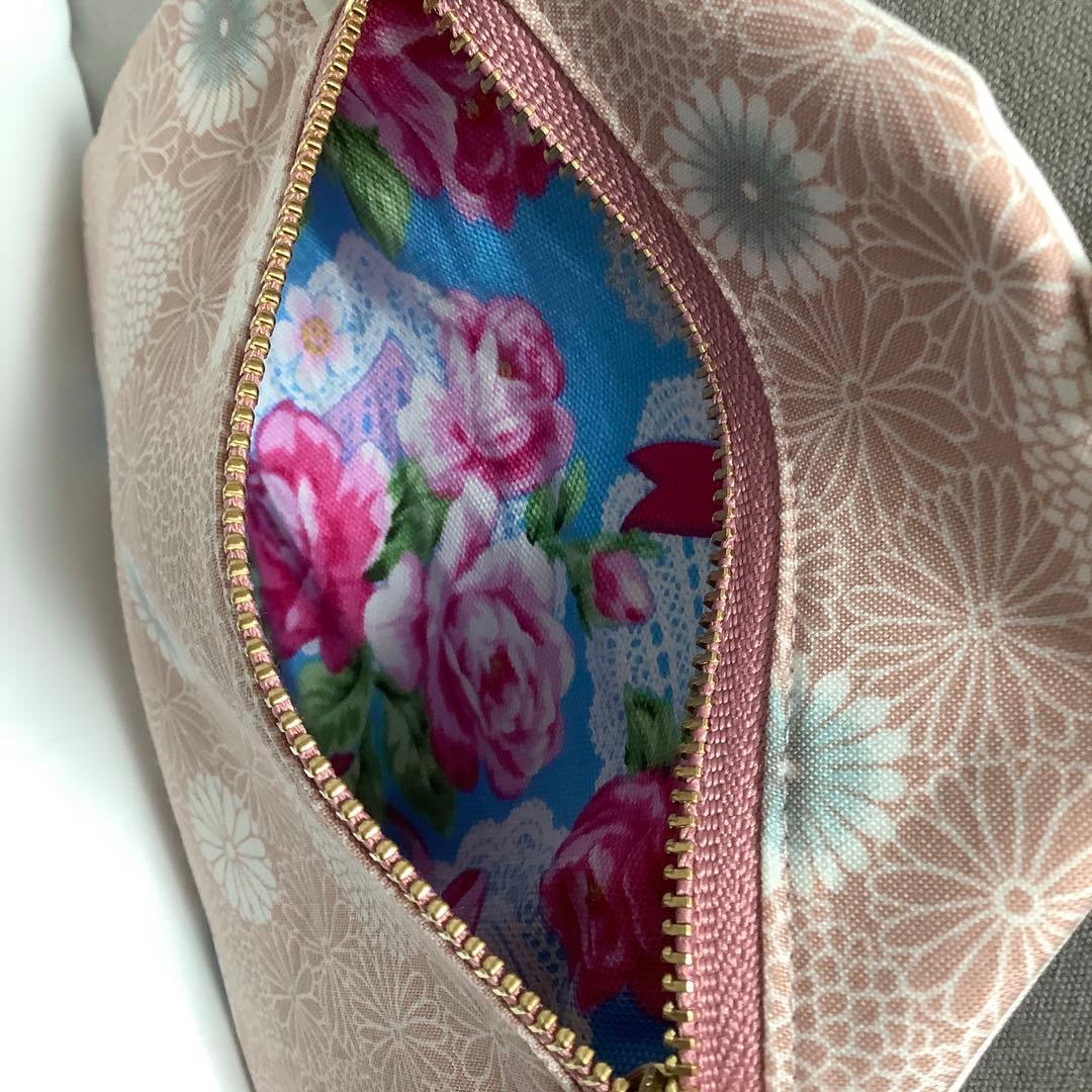 ハンドメイド　フラットポーチ　マスコットポーチ　パネル生地　ポメラニアン