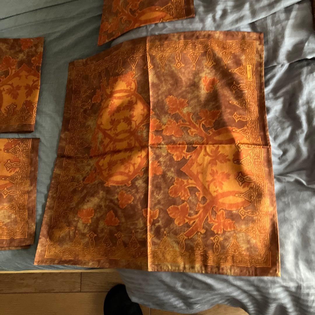 ボーヴィレのテーブルクロスとランチョンマット