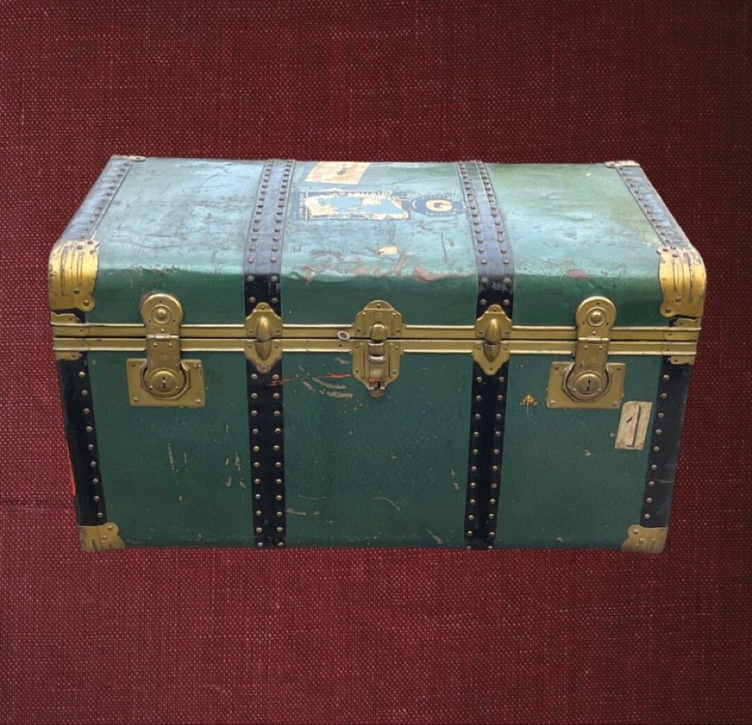 レトロな大きいビンテージトランク、洋館 収納ケース 。
