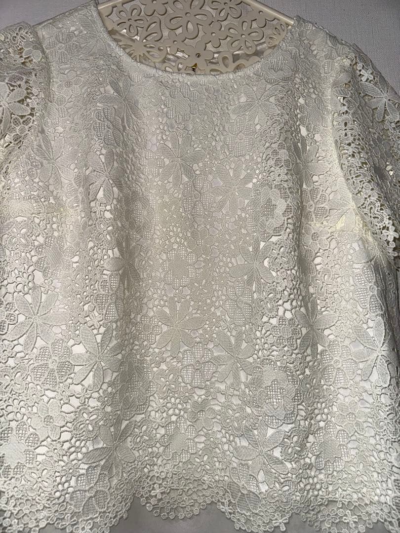 新品未使用ローズティアラ42サイズホワイト 花柄レース 前後見頃共　半袖トップス