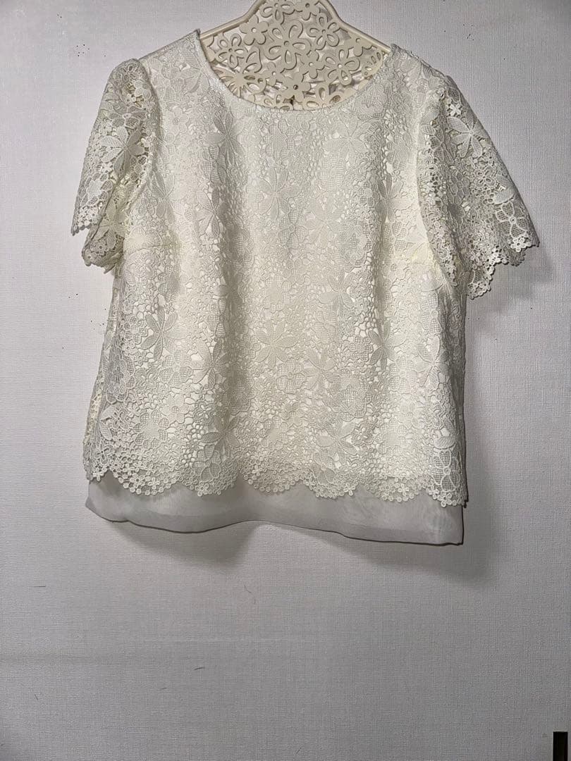 新品未使用ローズティアラ42サイズホワイト 花柄レース 前後見頃共　半袖トップス