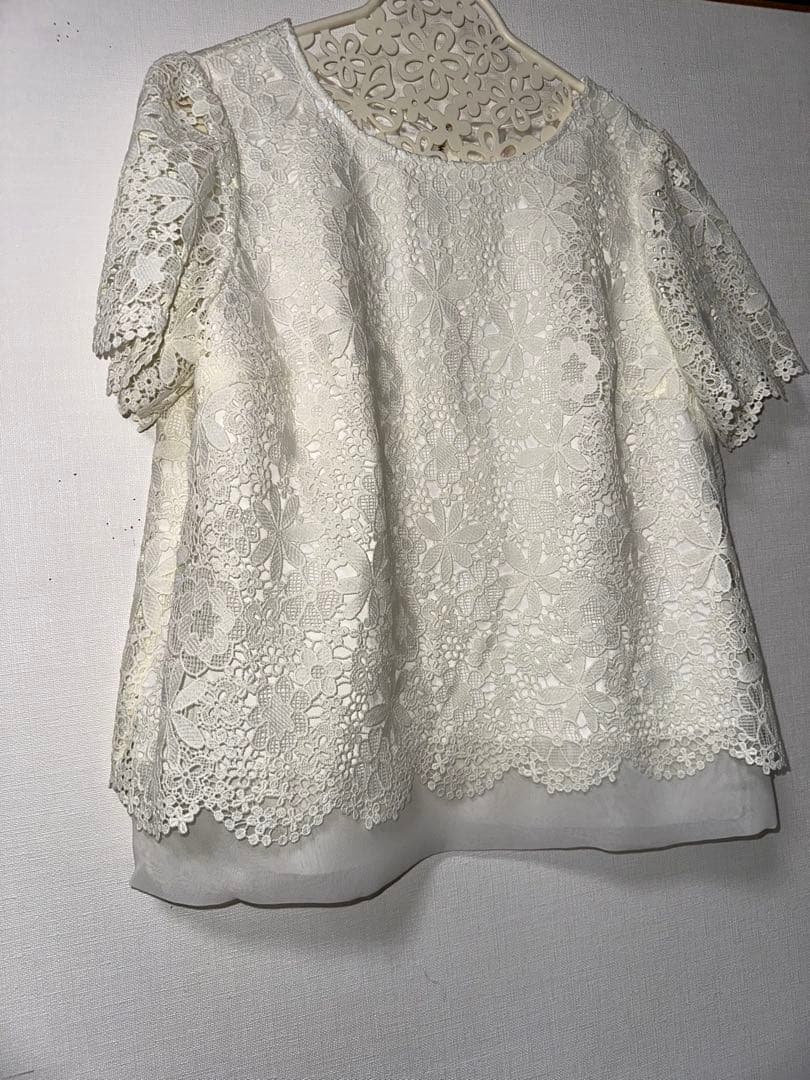 新品未使用ローズティアラ42サイズホワイト 花柄レース 前後見頃共　半袖トップス