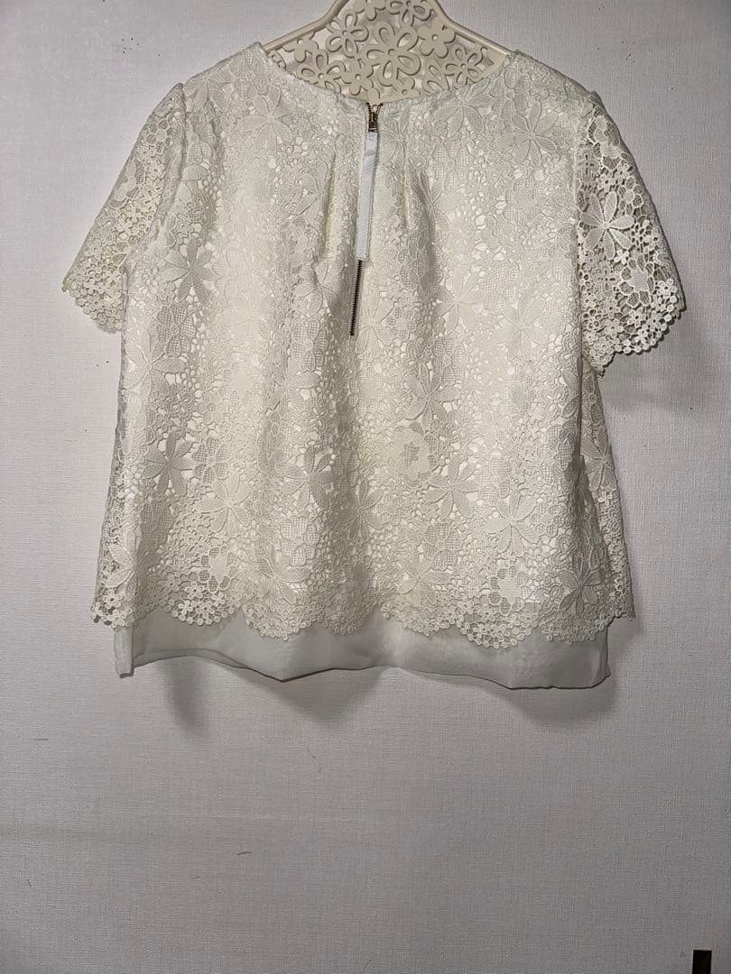 新品未使用ローズティアラ42サイズホワイト 花柄レース 前後見頃共　半袖トップス