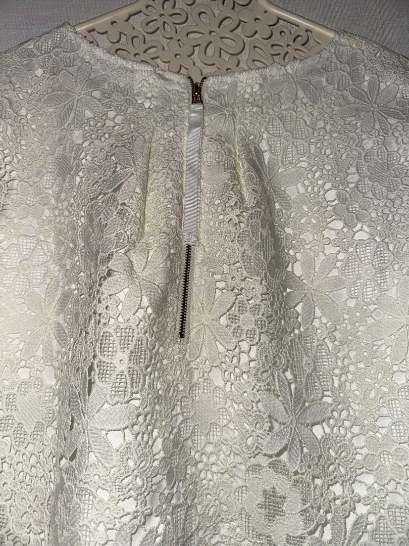 新品未使用ローズティアラ42サイズホワイト 花柄レース 前後見頃共　半袖トップス