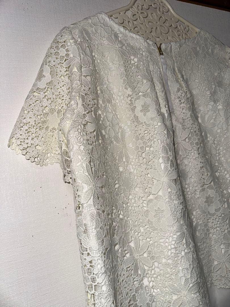 新品未使用ローズティアラ42サイズホワイト 花柄レース 前後見頃共　半袖トップス