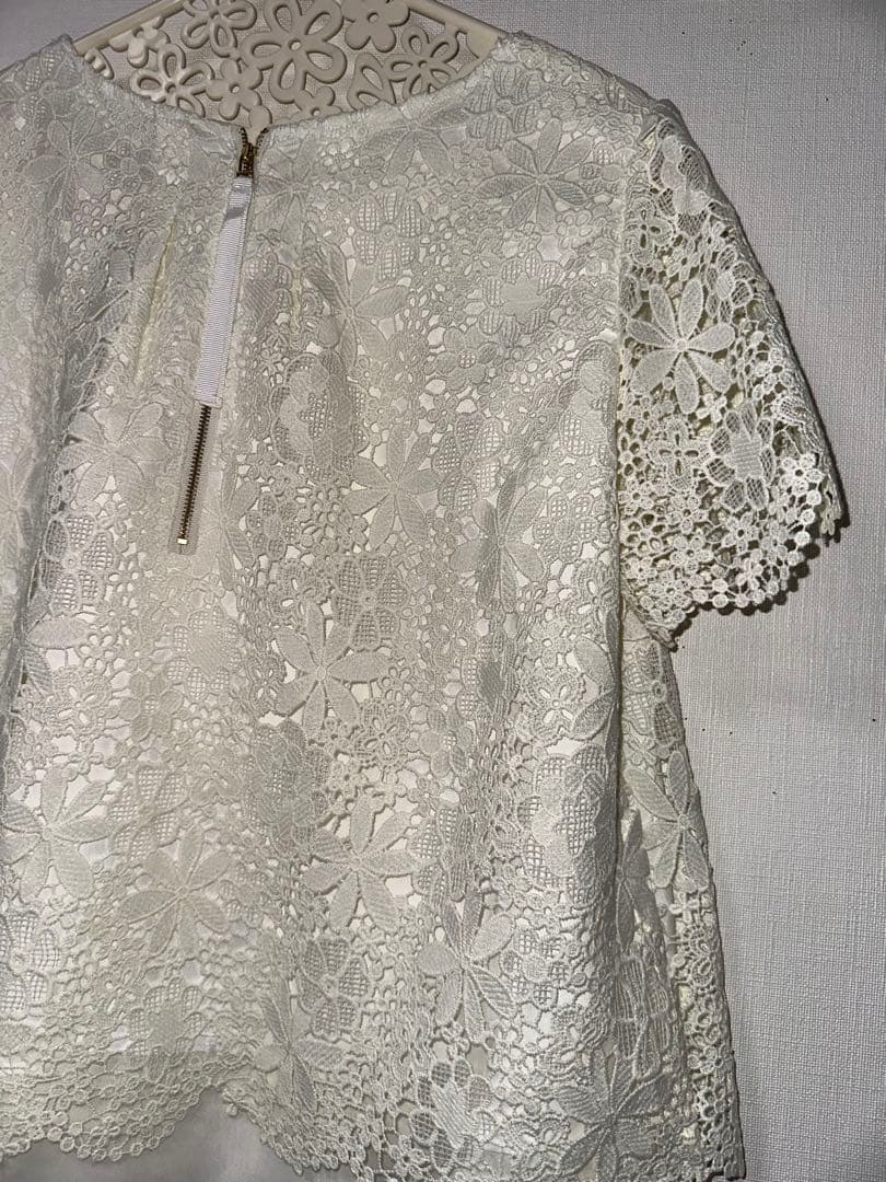 新品未使用ローズティアラ42サイズホワイト 花柄レース 前後見頃共　半袖トップス