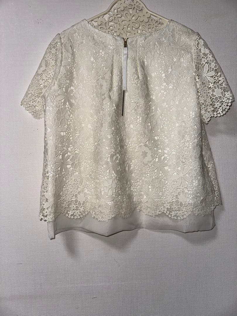 新品未使用ローズティアラ42サイズホワイト 花柄レース 前後見頃共　半袖トップス