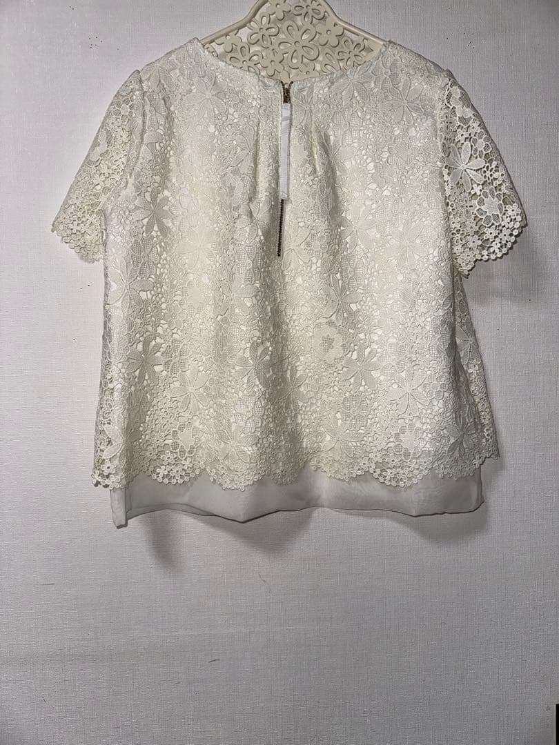 新品未使用ローズティアラ42サイズホワイト 花柄レース 前後見頃共　半袖トップス