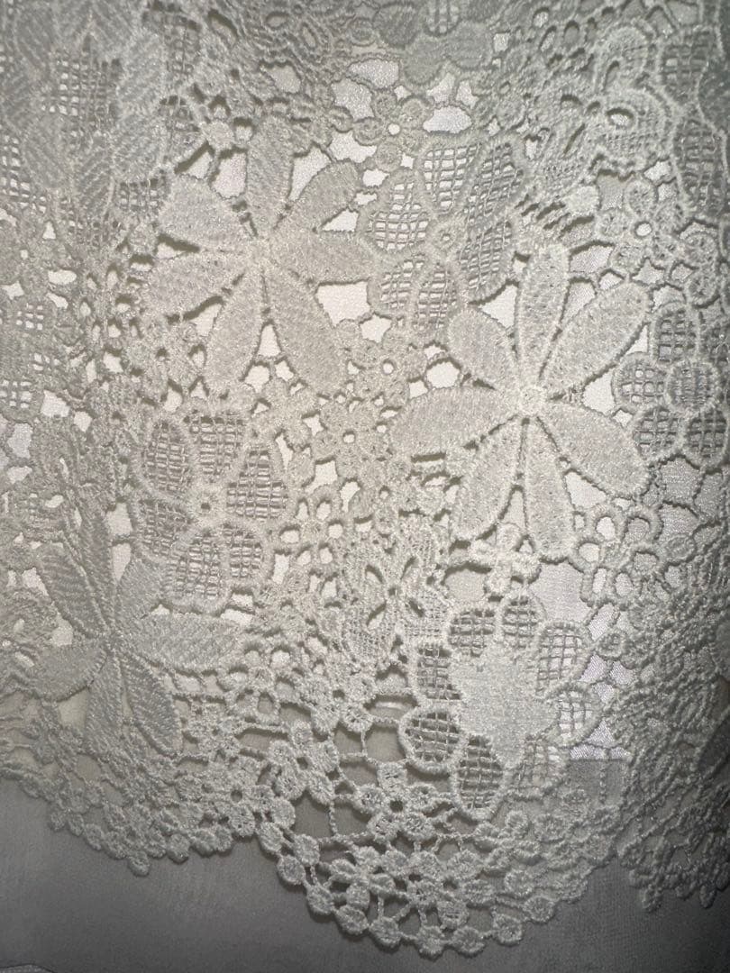 新品未使用ローズティアラ42サイズホワイト 花柄レース 前後見頃共　半袖トップス