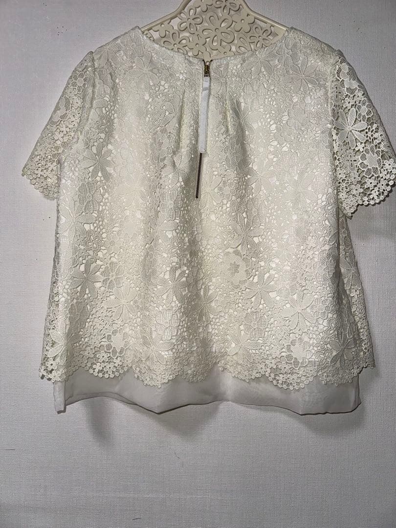 新品未使用ローズティアラ42サイズホワイト 花柄レース 前後見頃共　半袖トップス