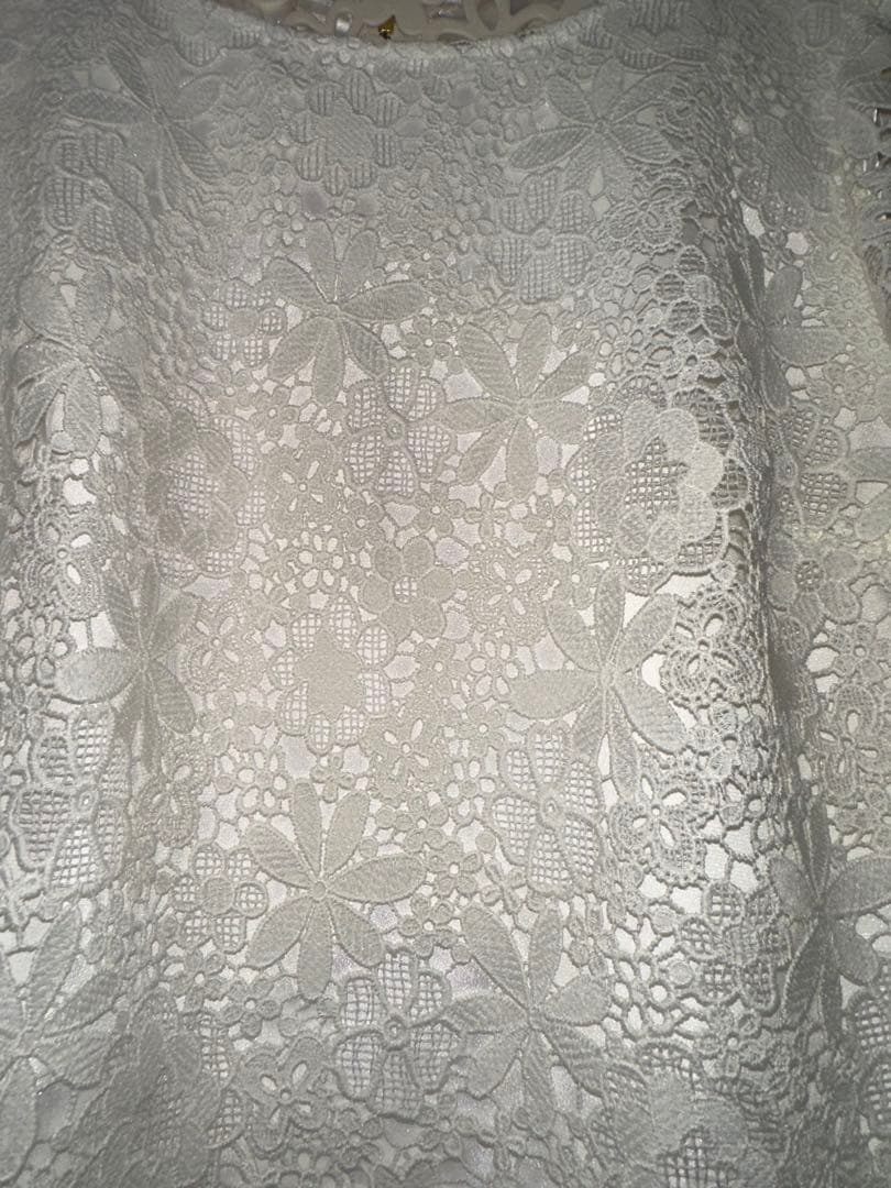 新品未使用ローズティアラ42サイズホワイト 花柄レース 前後見頃共　半袖トップス