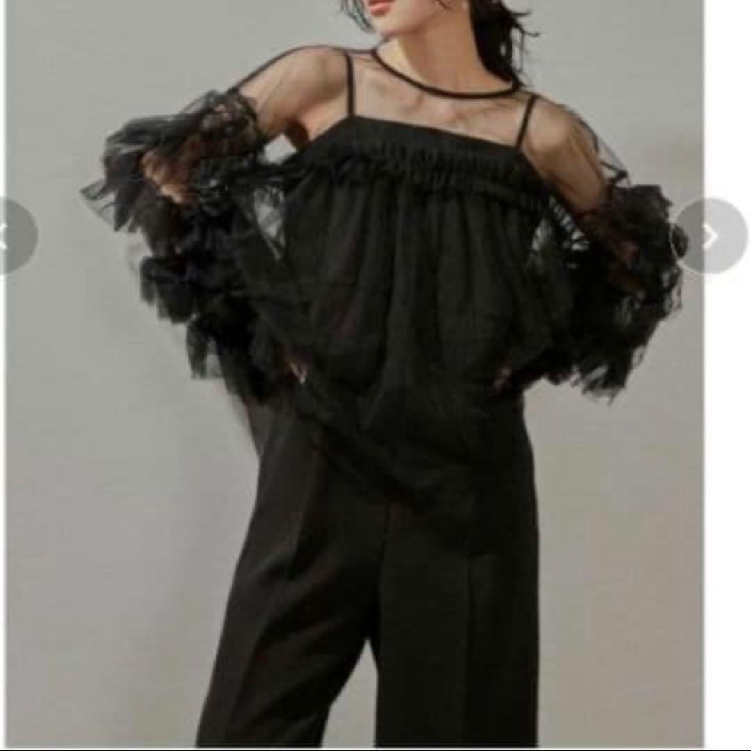 フリル付きオフショルダートップス ブラック