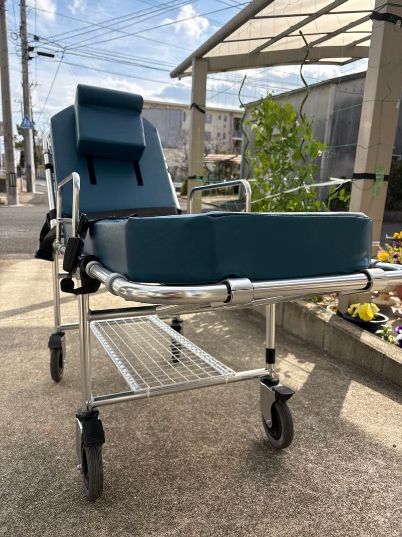 トヨタ純正ストレッチャー　車載（松永製作所製）