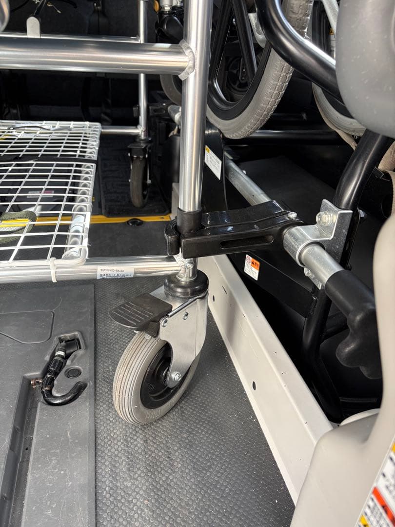 トヨタ純正ストレッチャー　車載（松永製作所製）