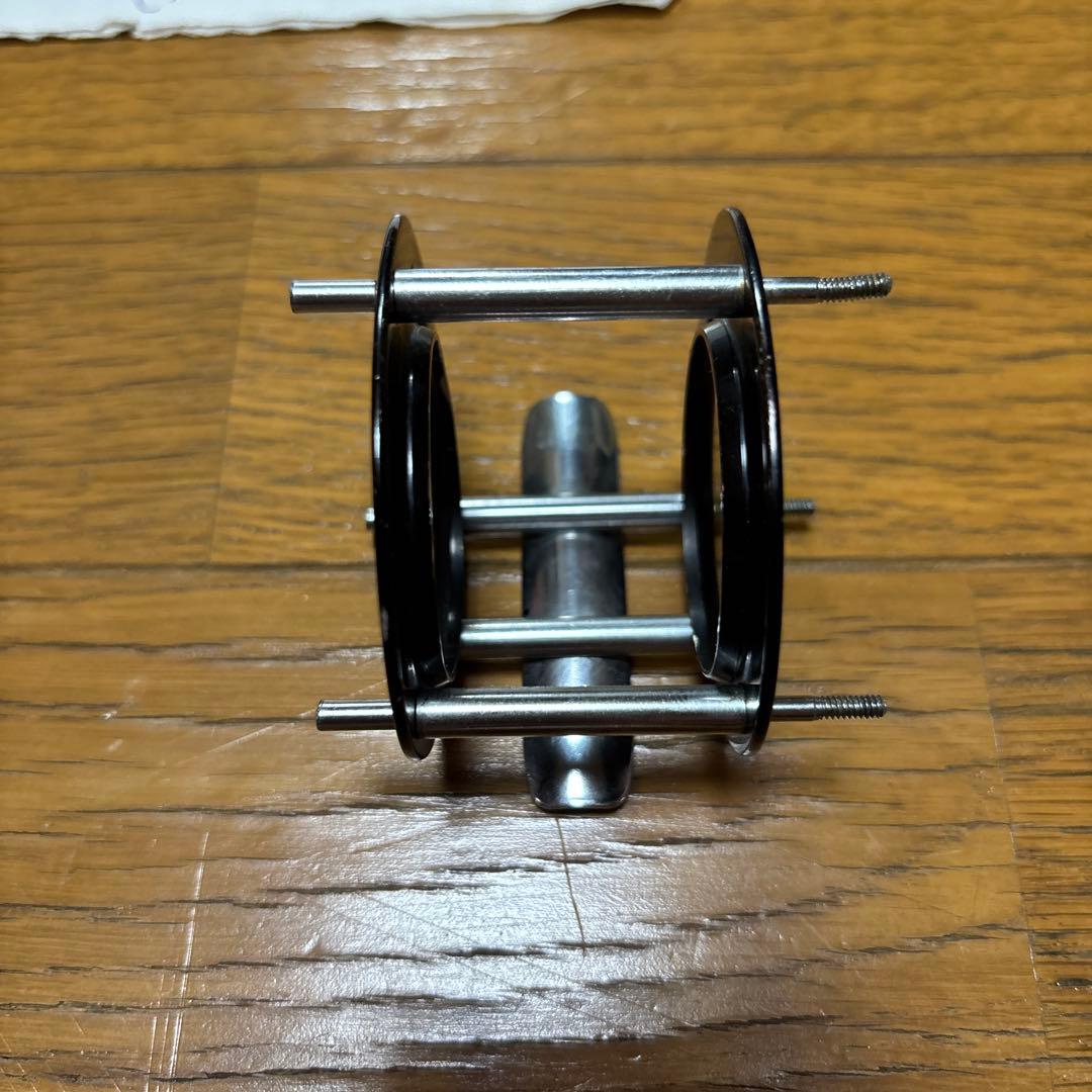 リールパーツ 金属製 黒 円形