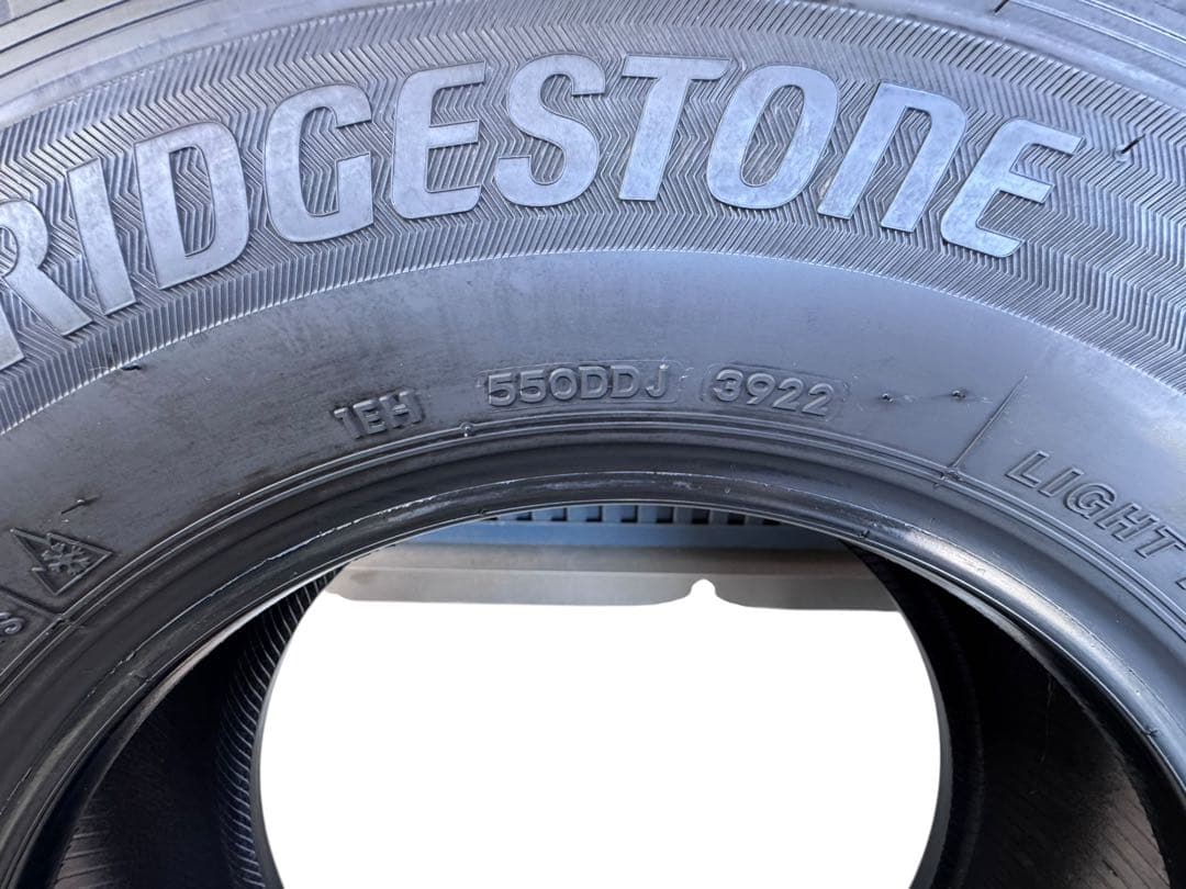 送料込ブリヂストンVL10 スタッドレスタイヤ 15インチ 2022年製造