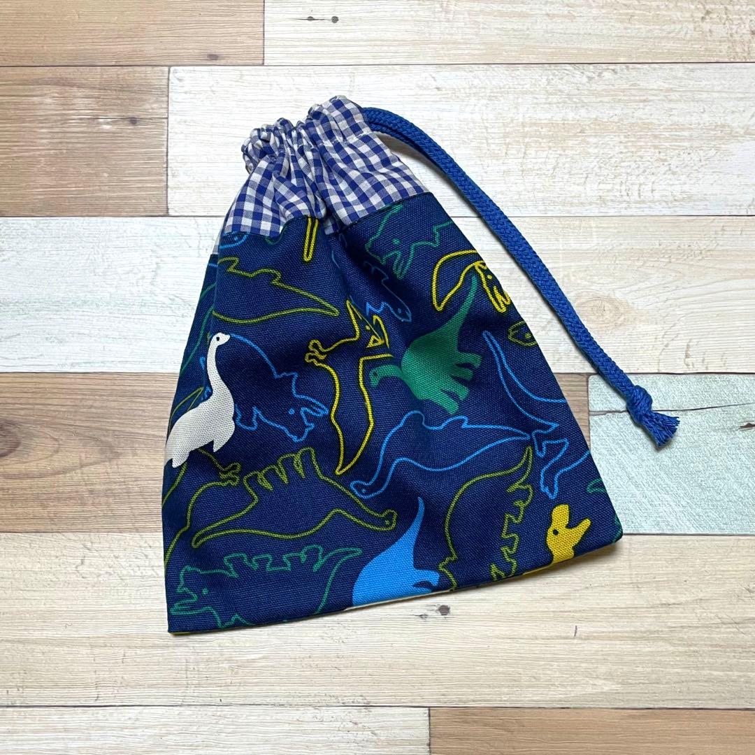 ハンドメイド★ブルー。恐竜プリント×ギンガム切替片側紐出し巾着。入園グッズ