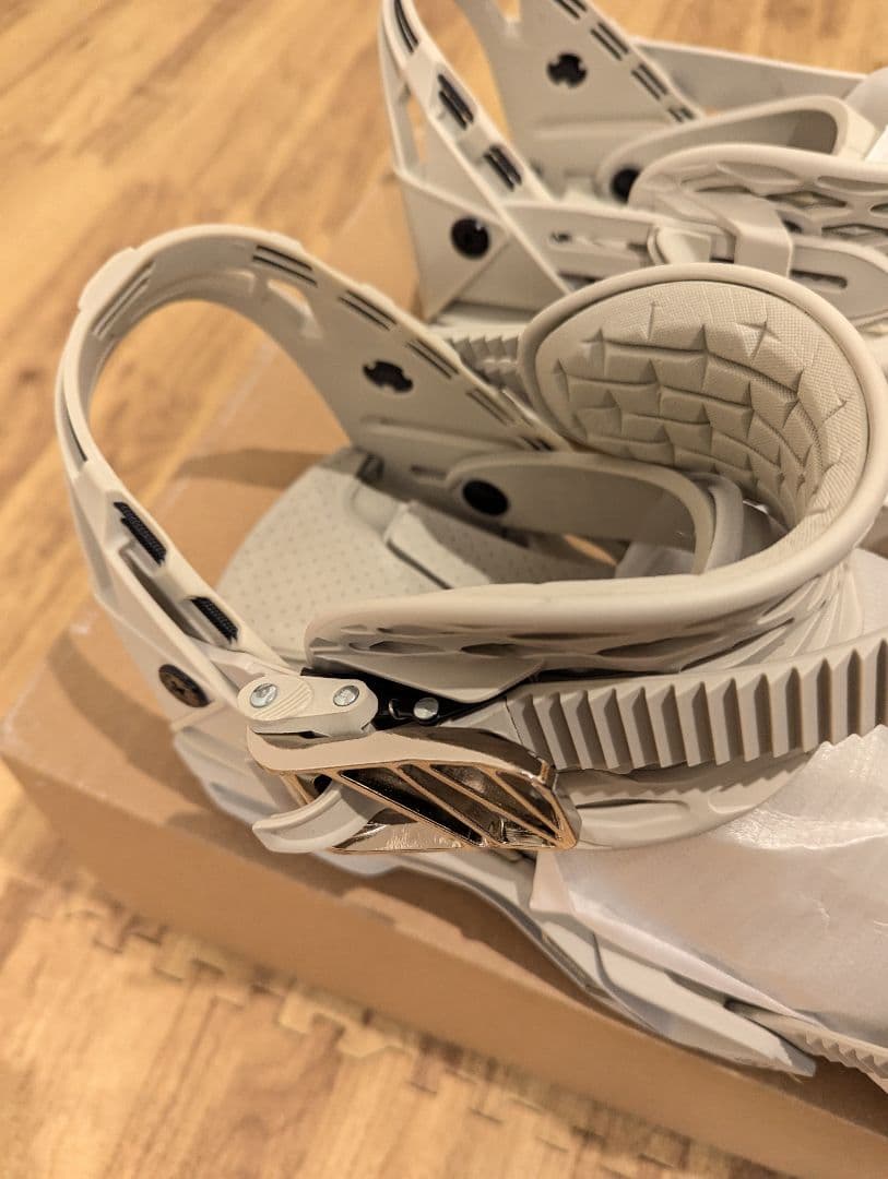 新品未使用　SALOMON サロモン　HOLOGRAM　ホログラム　サイズM