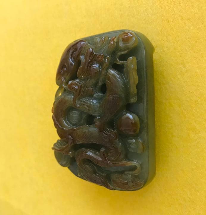 ヒスイ(翡翠) ホータン(和田玉)  龍　龍紋　浮彫空彫透彫　掛物　アンティーク