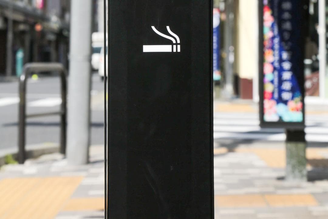 ☆値下げ、訳あり☆ オシャレ！スタンド 灰皿 角型 ブラック 大容量