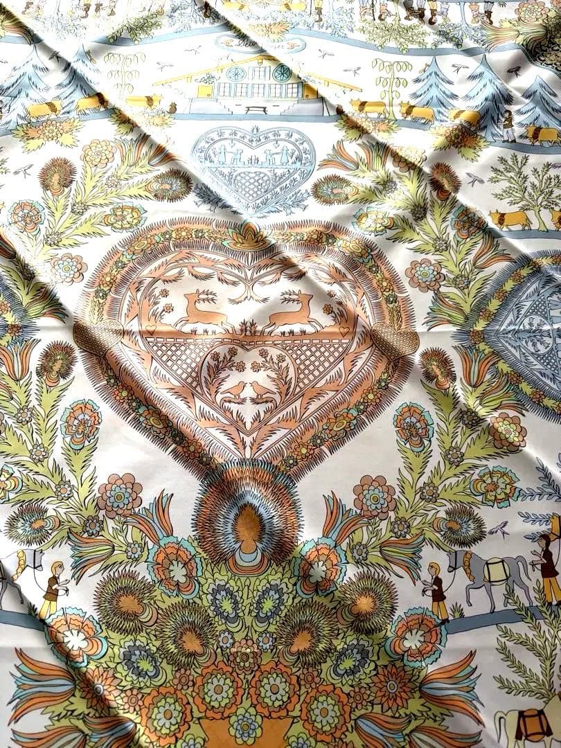 Hermès ライトトーブ　馬と花柄　カレ　90