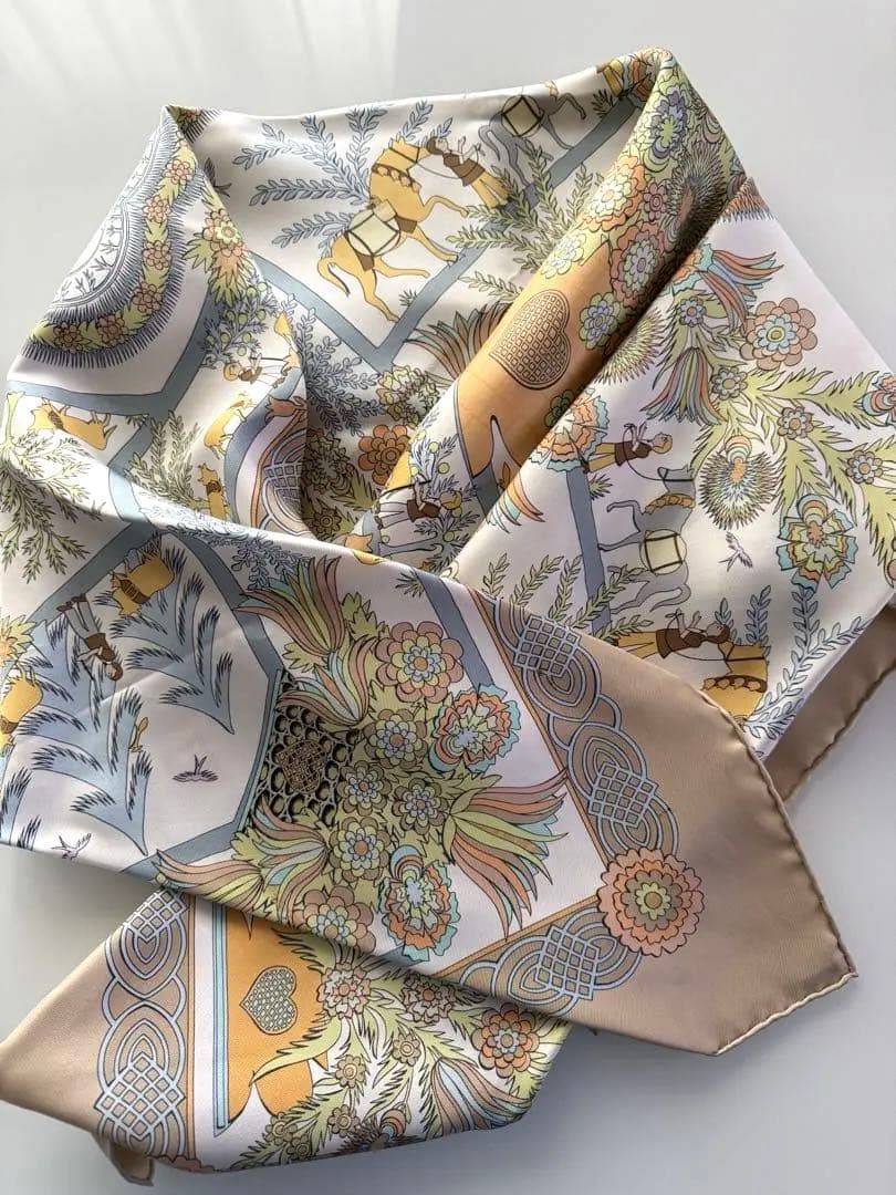 Hermès ライトトーブ　馬と花柄　カレ　90