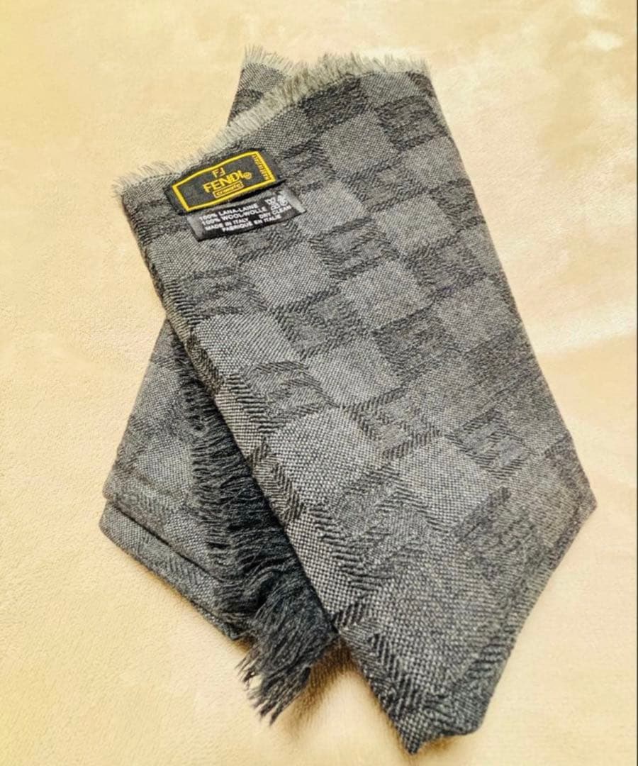 【美品】FENDI ズッカ柄 マフラー 100%ウール　グレー　ブラック