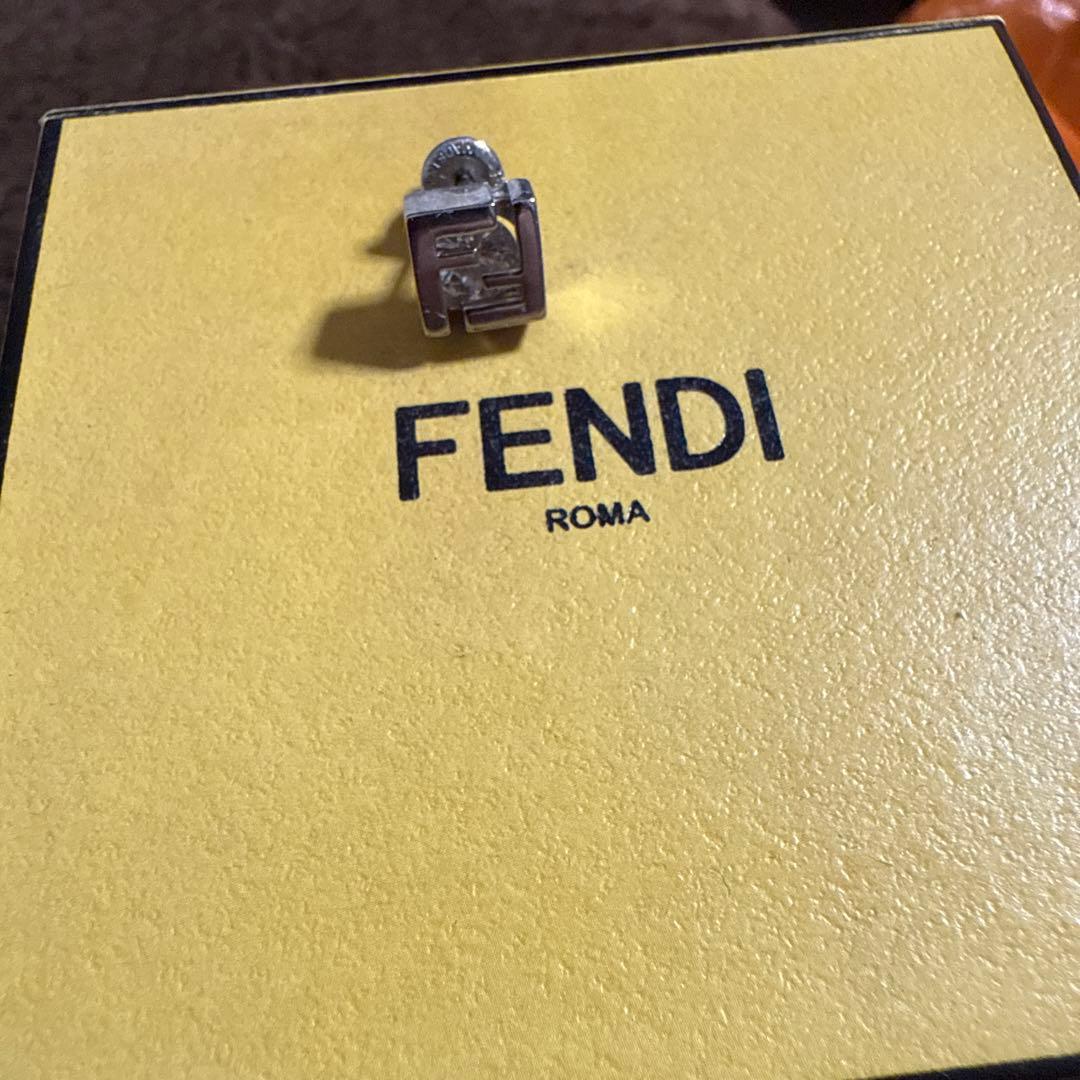 FENDI シルバー ロゴピアス 片耳用
