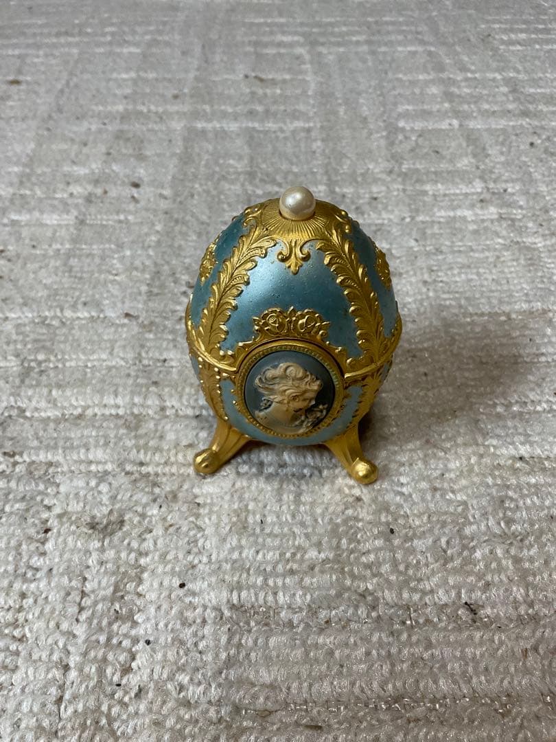 エッグ型のカメオ模様の小物入れ。【オルゴール付き、曲名は分からないです？】。