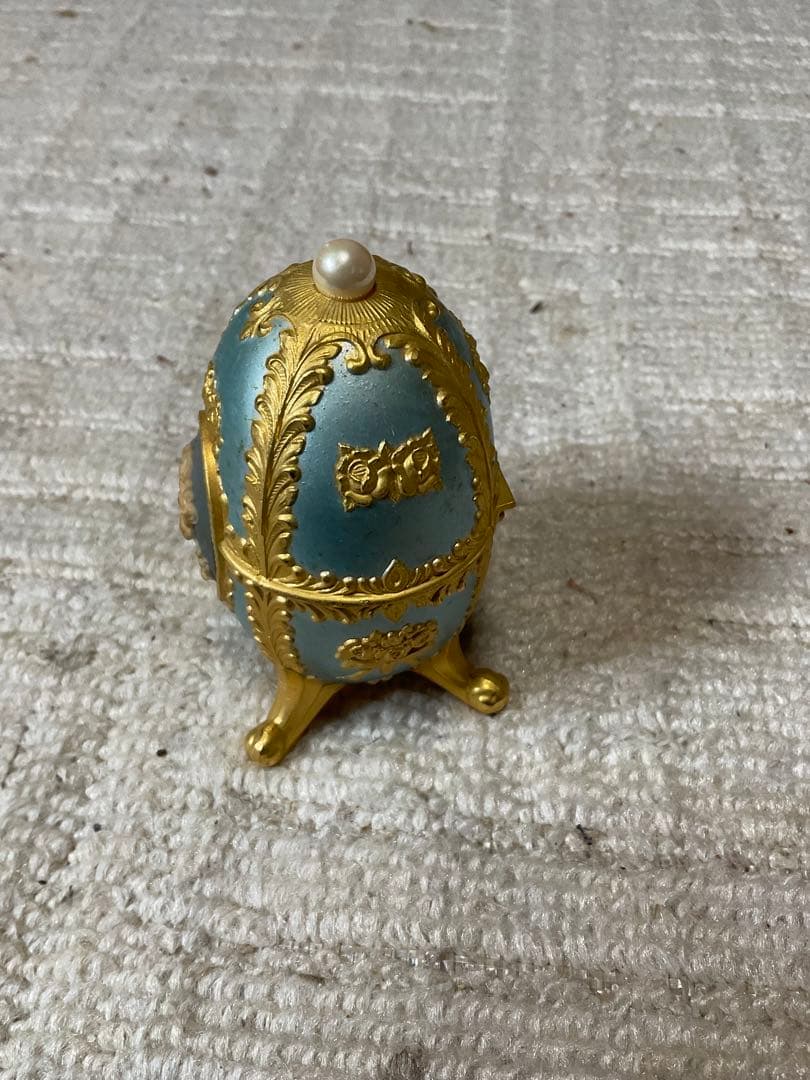 エッグ型のカメオ模様の小物入れ。【オルゴール付き、曲名は分からないです？】。
