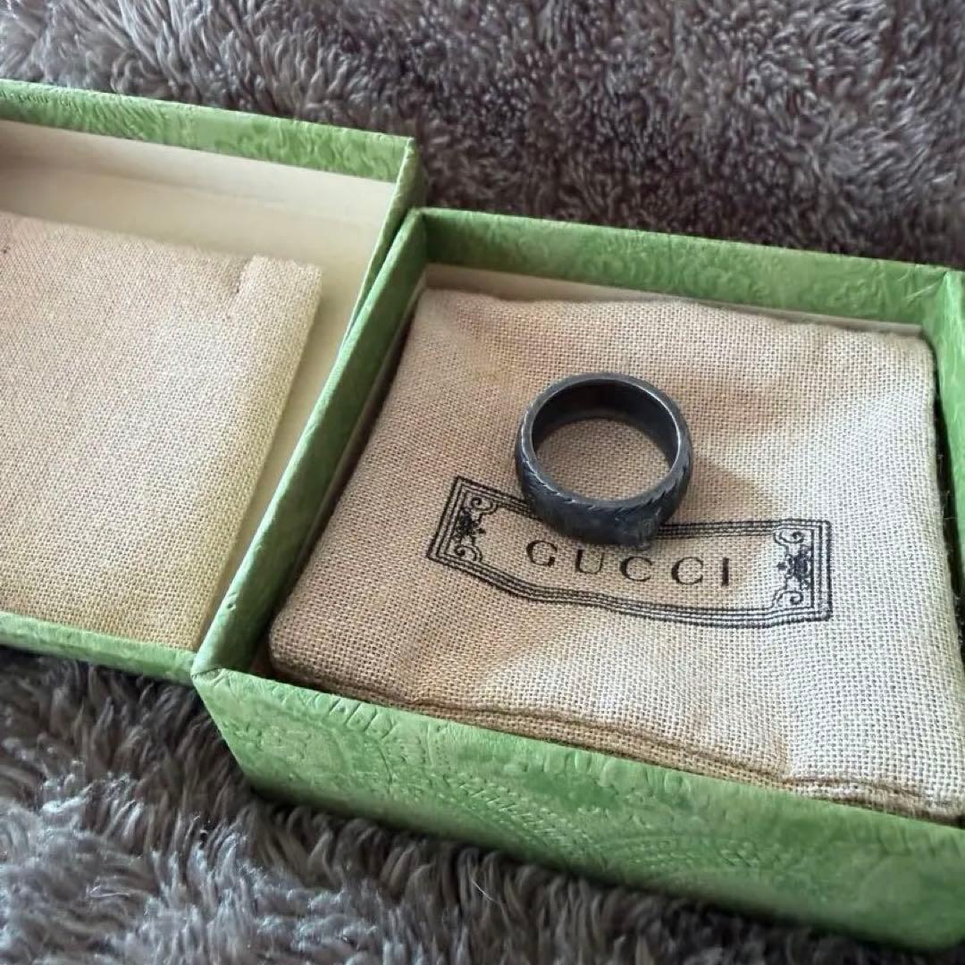 GUCCI ブラックリング 彫刻デザイン 20号