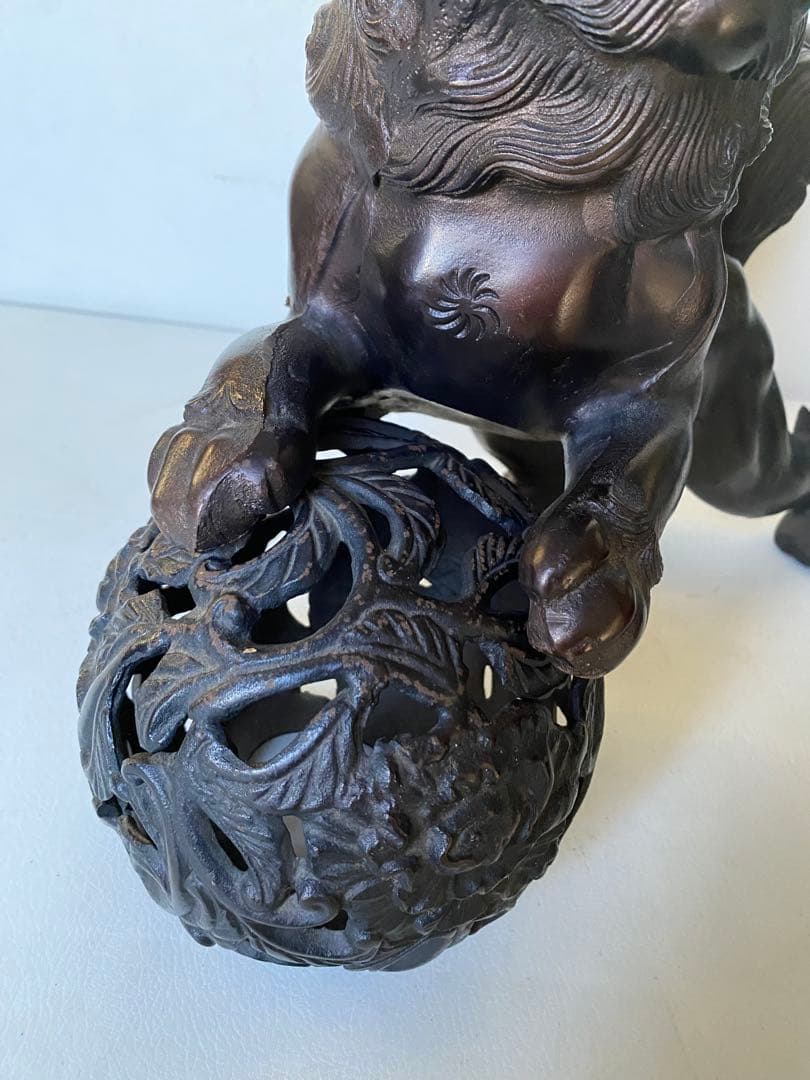 玉乗りシーサー　狛犬　獅子　置物　金属製　魔除け　縁起物　邪気祓い