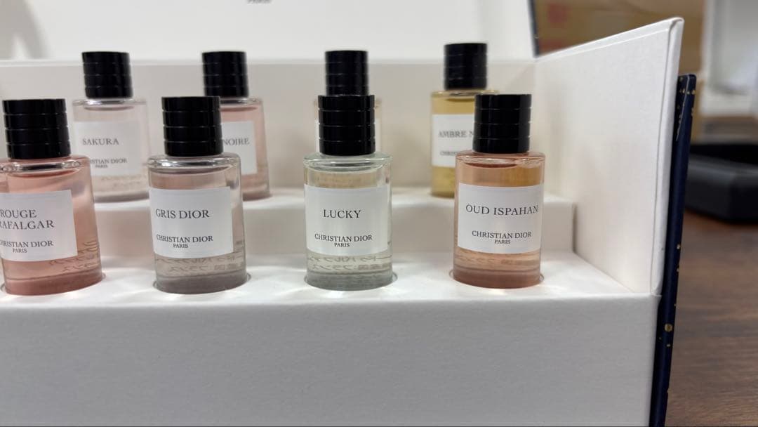 CHRISTIAN DIOR 香水サンプルセット 9本入り　クッション　巾着付き