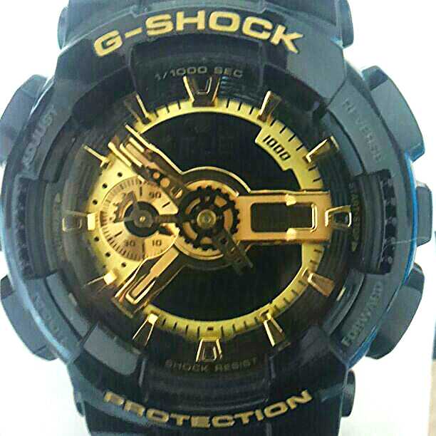 G-SHOCKの黒と金色の時計です！