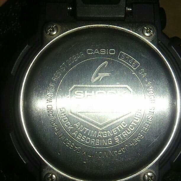 G-SHOCKの黒と金色の時計です！